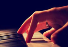 潘谈中超 | 王钰栋遭暴力犯规,拜合拉木拳击染红.